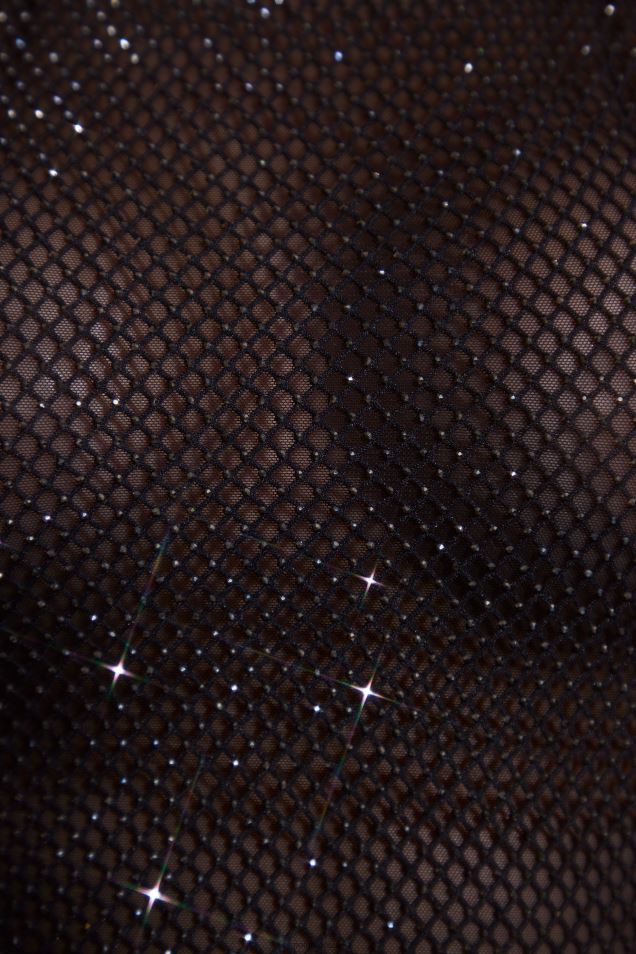 Krótki top z odkrytymi plecami i zdobionym dekoltem typu racer 2FZ0T594 czarny Oh Polly