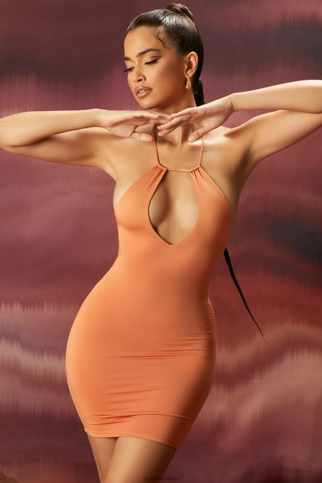 Kusząca losowa sukienka mini z wieloma paskami i dziurką od klucza 2FZ0T531 karmel Oh Polly