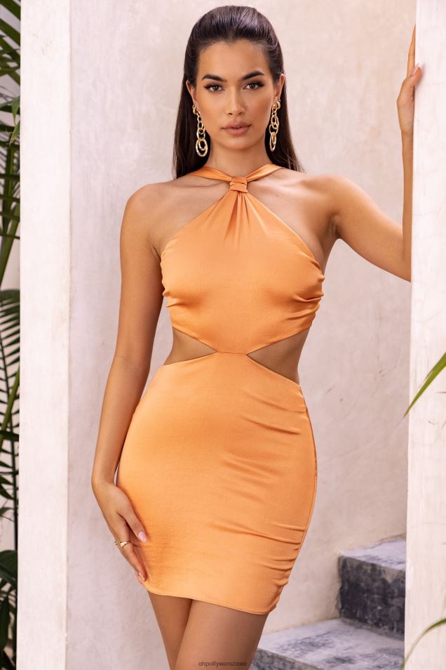 Satynowa sukienka mini z wiązaniem na szyi i dekoltem w szpic w promieniach słońca 2FZ0T503 karmel Oh Polly