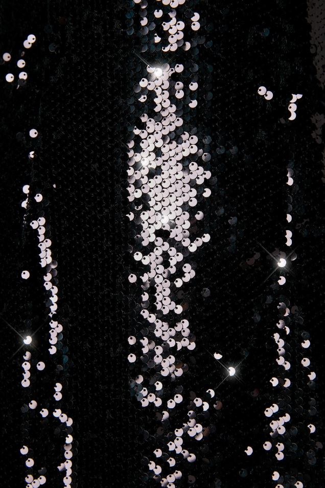 anais sukienka mini z cekinami i odkrytymi ramionami 2FZ0T277 czarny Oh Polly